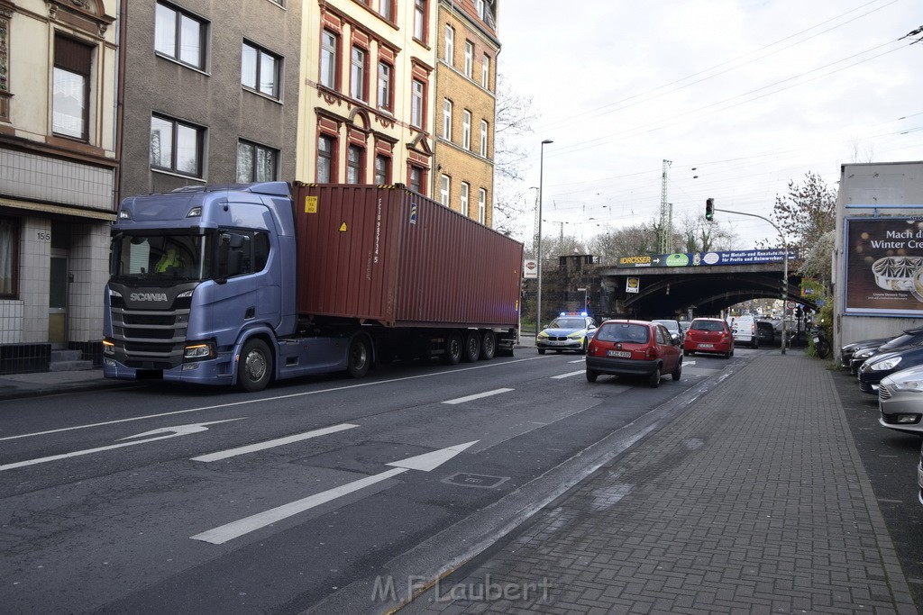 LKW gegen Bruecke wegen Rettungsgasse Koeln Muelheim P03.JPG - Miklos Laubert